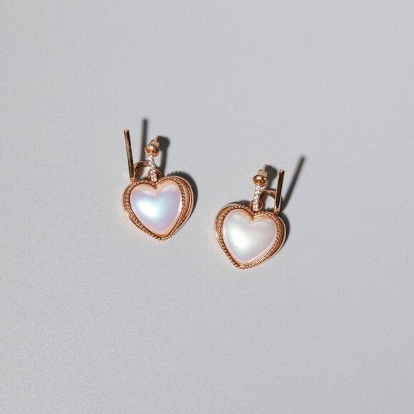 Oden's Eye - Rock Legend: Heart Shaped Pearl Stud Earrings - Picture 2 of 7
